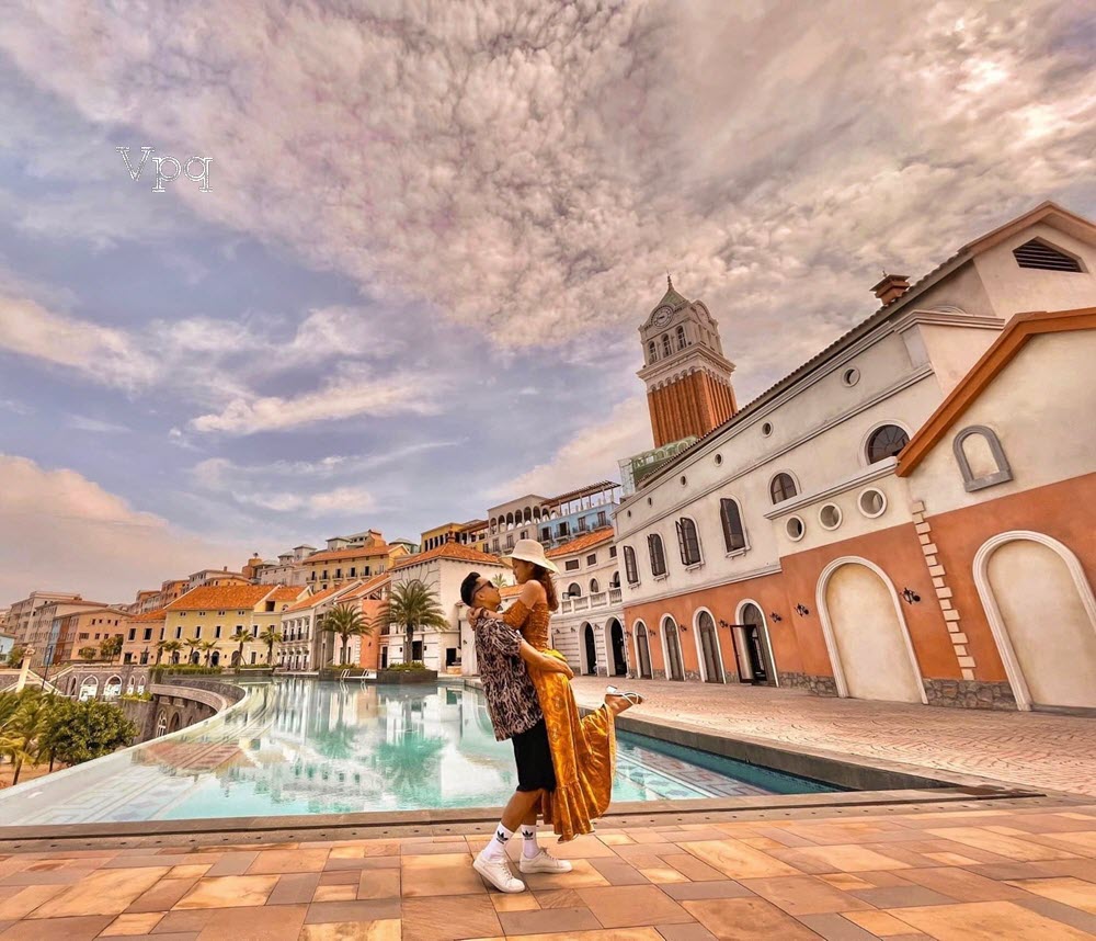 Check in chanh sả tại khu vực hồ bơi Central Village - La Festa Phu Quoc