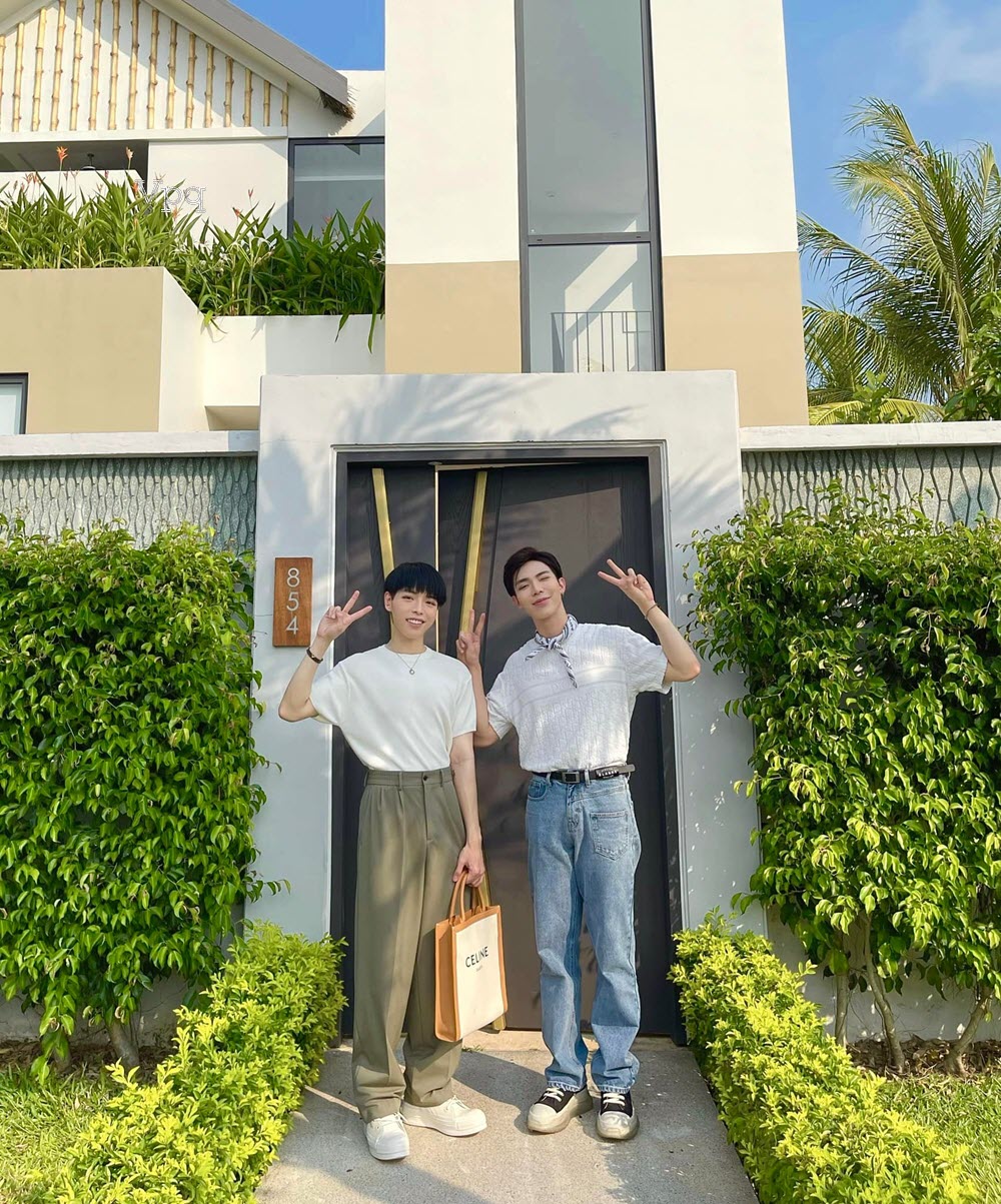 Đức Ph&uacute;c v&agrave; Erik c&ugrave;ng check in tại biệt thự New World Phu Quoc Resort (Ảnh MXH Facebook)