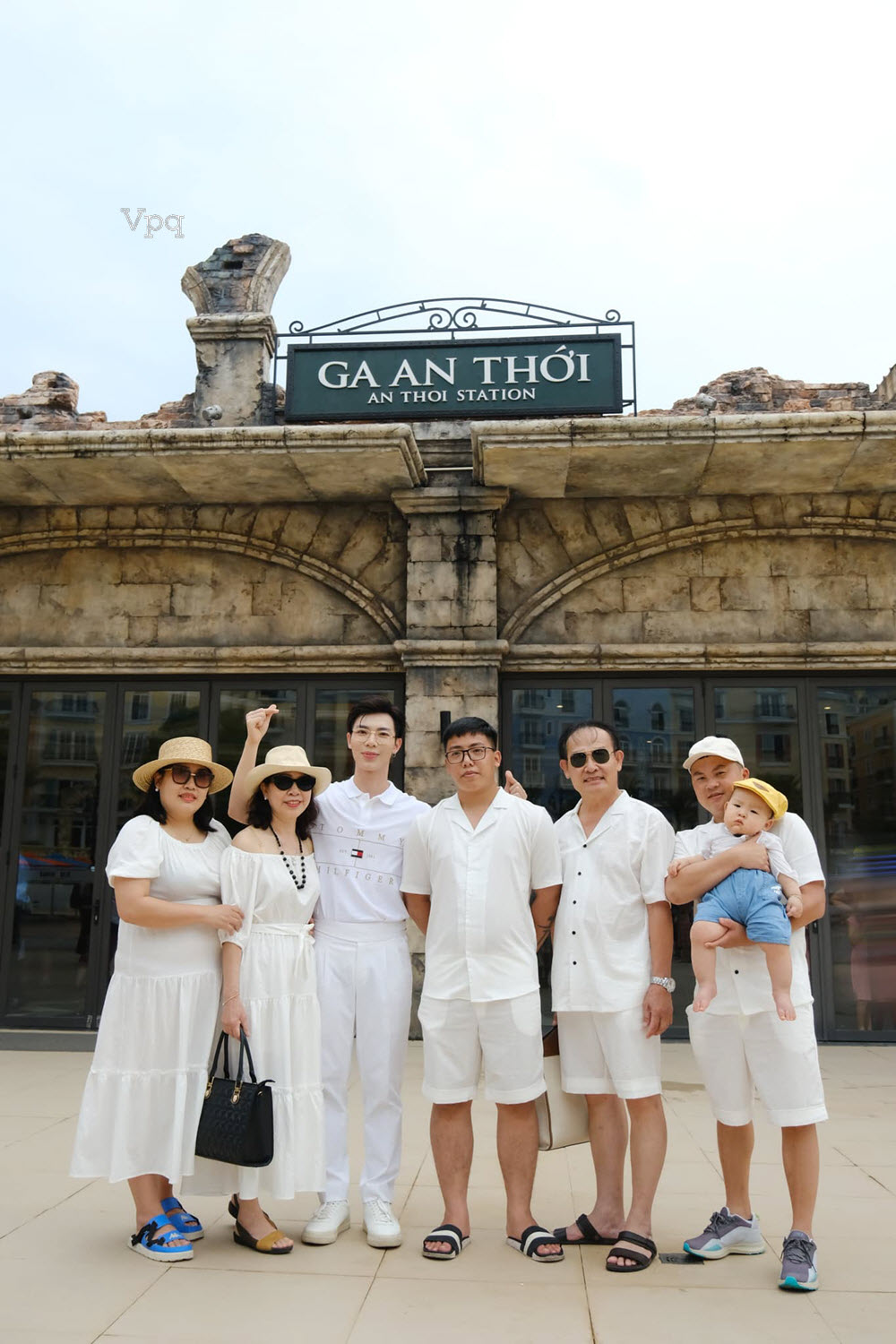 Erik check in c&ugrave;ng gia đ&igrave;nh tại Ga An Thới, Ph&uacute; Quốc (NG: Ảnh MXH)