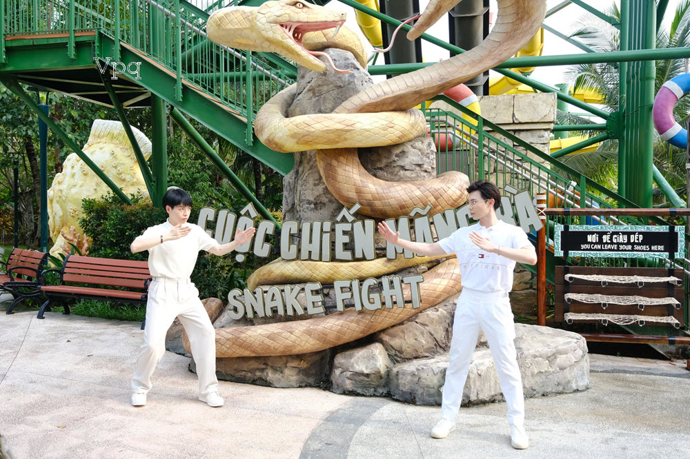 Erik v&agrave; Đức Ph&uacute;c check in tại tr&ograve; chơi cuộc chiến m&atilde;ng x&agrave; H&ograve;n Thơm (NG: Ảnh MXH)