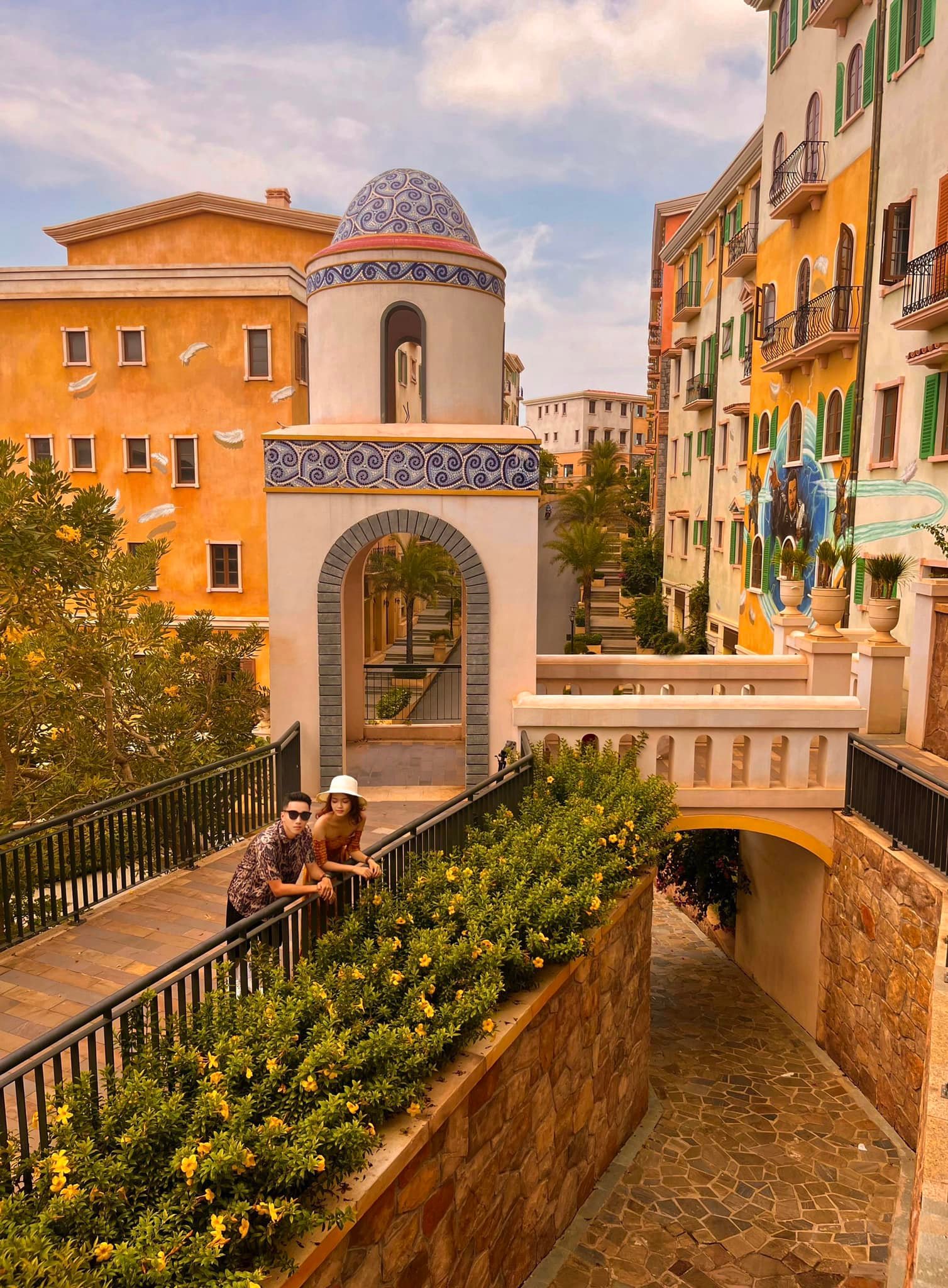 Hình ảnh đôi bạn trẻ chụp ảnh tại tháp chuông cổ Sunset Town