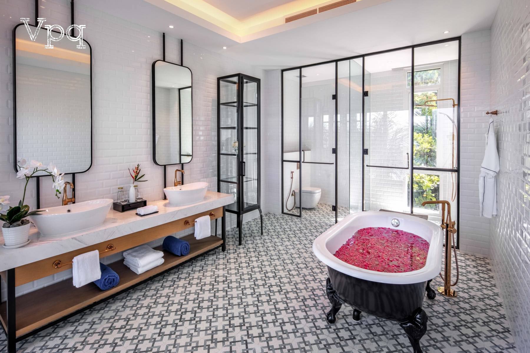 Phòng tắm biệt thự trên mặt nước