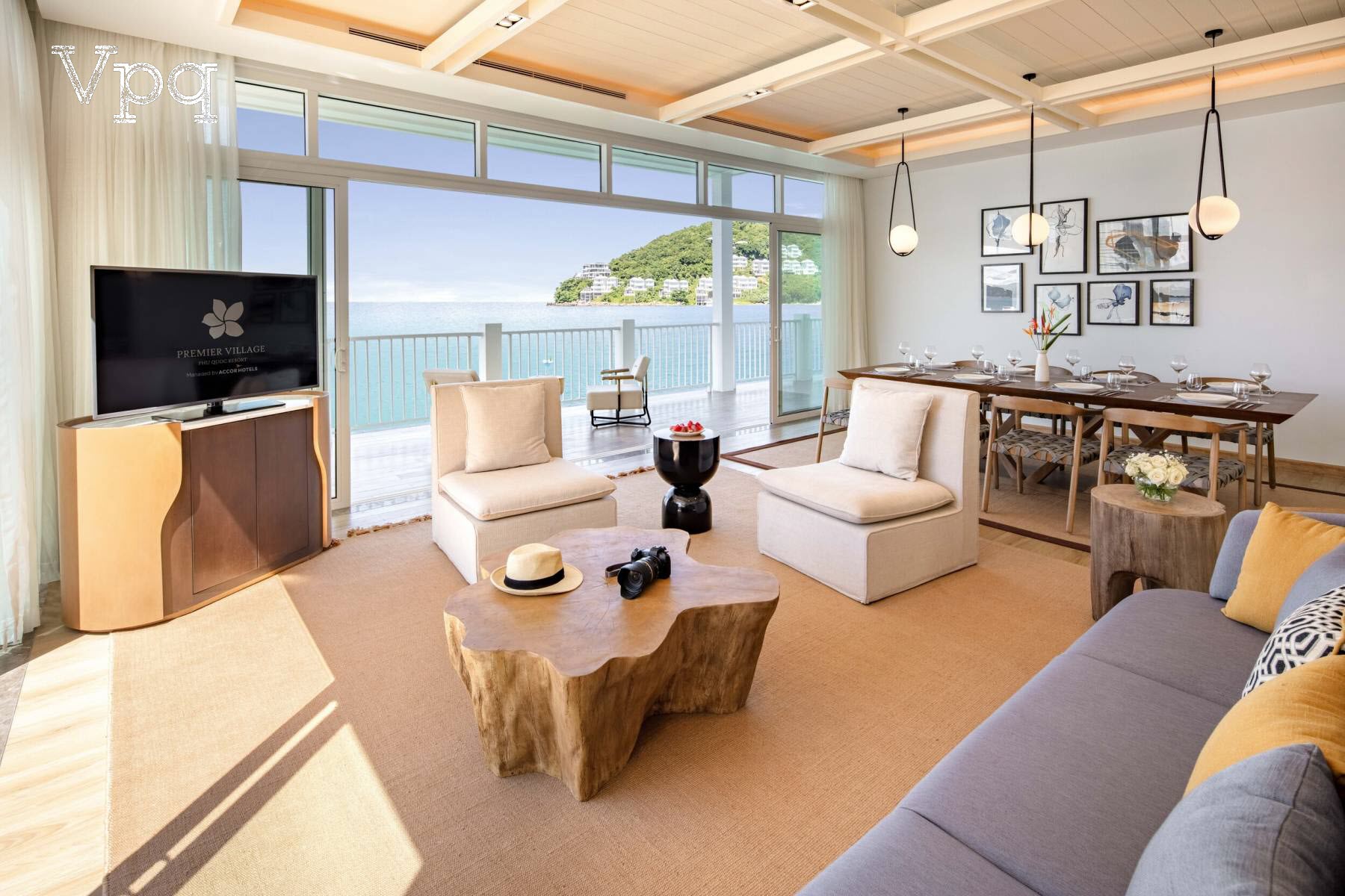 View từ phòng khách biệt thự trên mặt nước