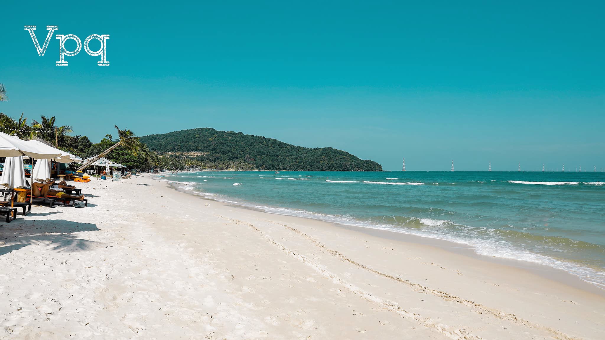 Bãi biển đẹp nhưng còn thiếu vắng dịch vụ