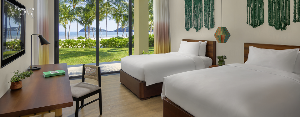 Phòng ngủ view biển trực diện Beachfront Pool Villa
