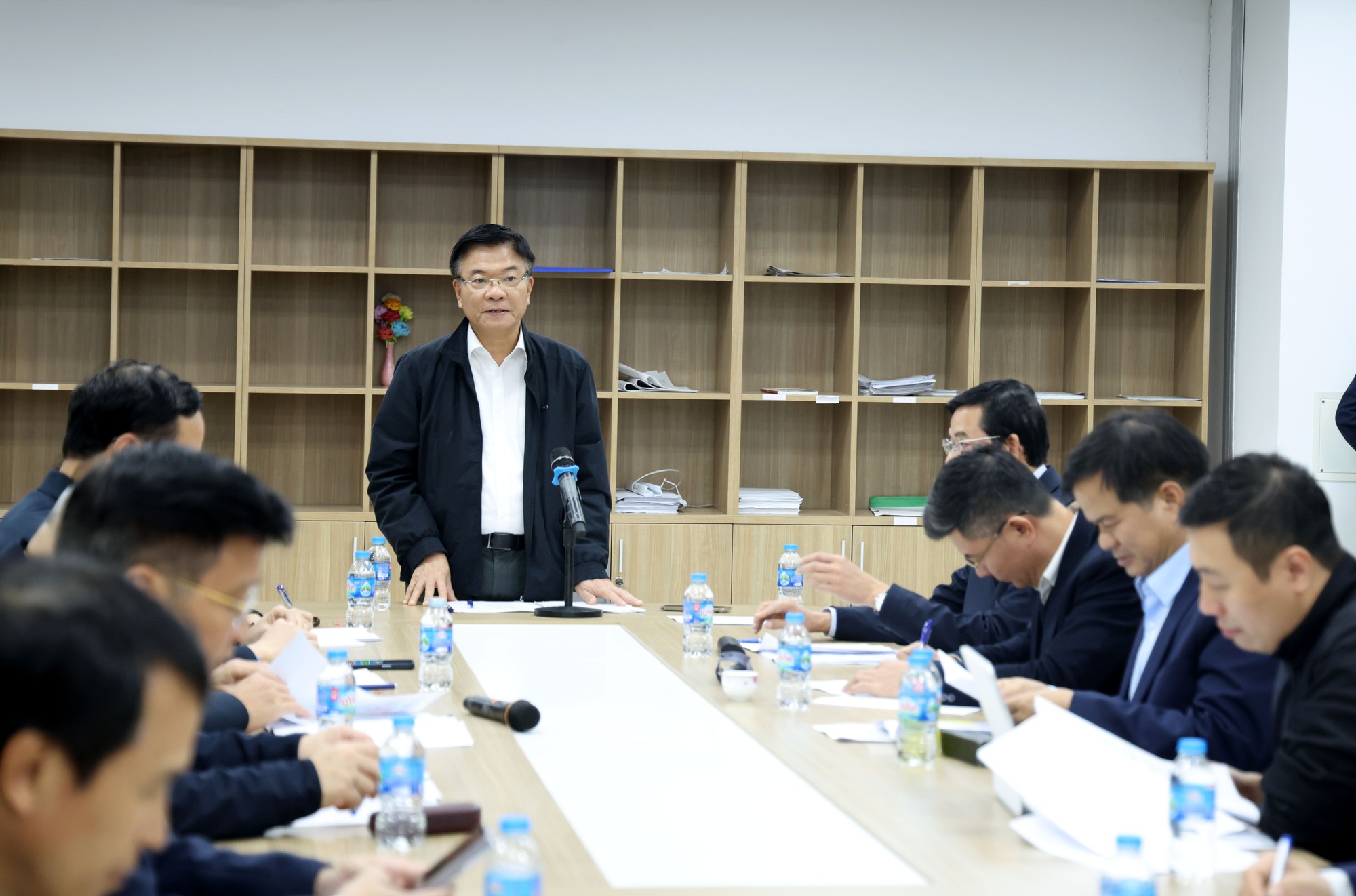 Phó Thủ tướng Lê Thành Long làm việc với các bộ, ngành, chủ đầu tư, nhà thầu tại cơ sở 2 của Bệnh viện Bạch Mai
