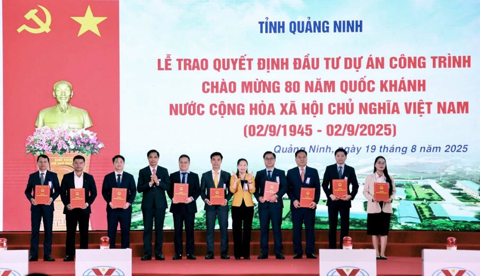 Đại diện lãnh đạo Sun Group (thứ 6 từ phải sang) đón nhận Quyết định chấp thuận đầu tư dự án Khu dịch vụ du lịch phức hợp cao cấp casino Vân Đồn và Quyết định điều chỉnh chủ trương đầu tư cho Dự án Công viên Đại dương Hạ Long (Sun Elite City)