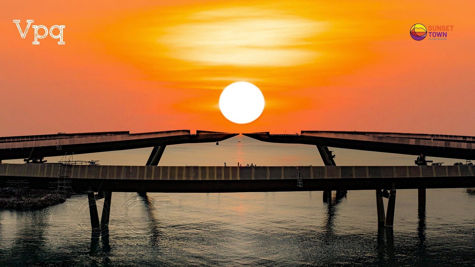 Hình ảnh thực tế hoàng hôn lặn giữa cầu Hôn Kiss Bridge tại thị trấn Hoàng Hôn
