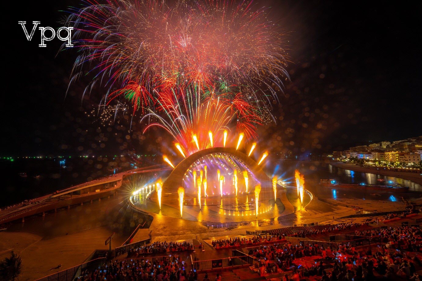 Show diễn Nụ Hôn của Biển Cả Kiss Of The Sea với màn pháo hoa mãn nhãn