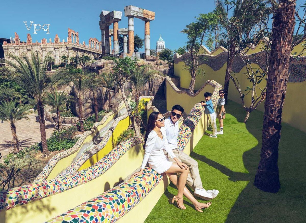 Gia đình trẻ check in tại con đường gốm xứ thơ mộng