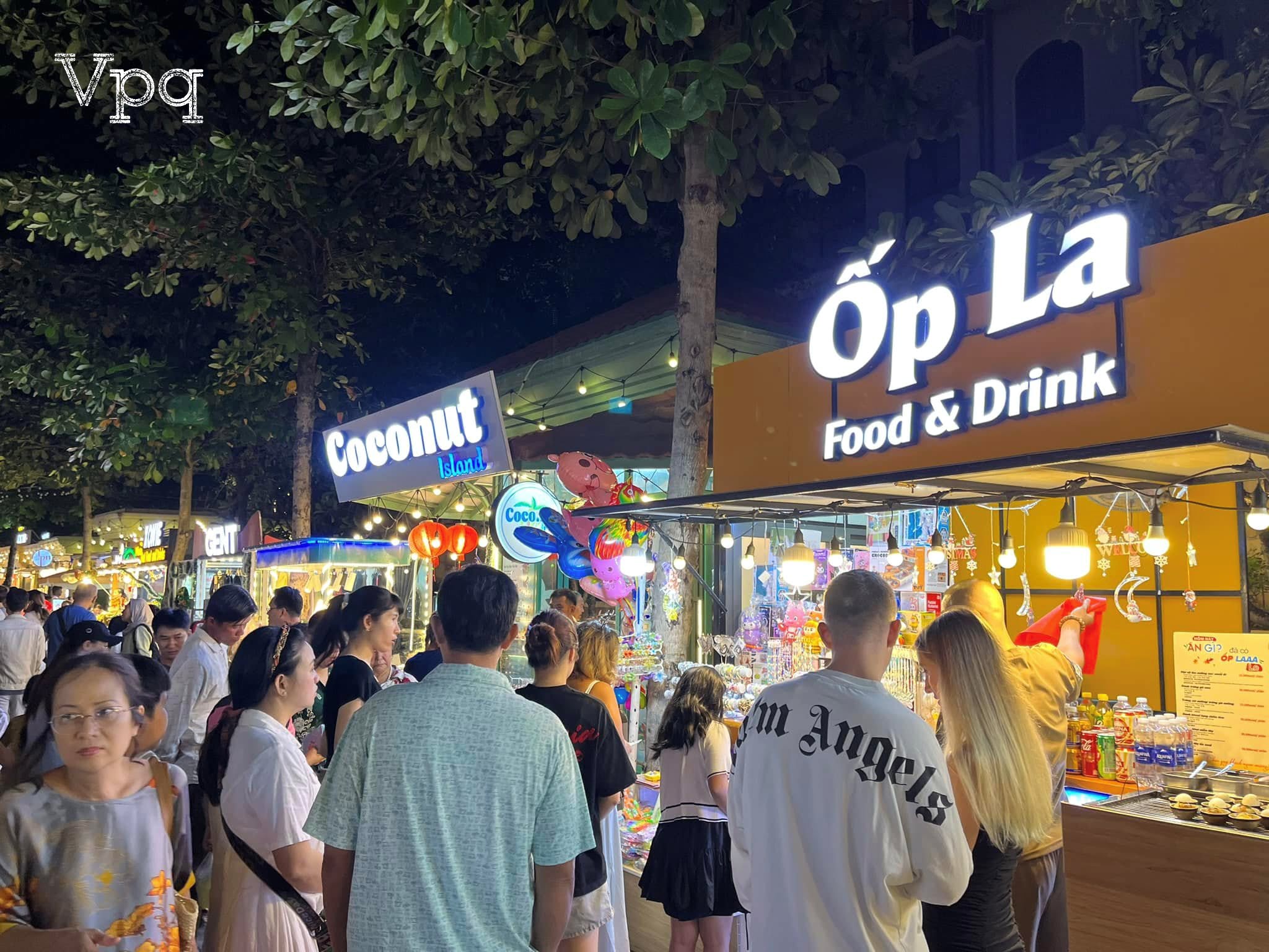 H&igrave;nh ảnh thực tế chợ đ&ecirc;m VuiFest Bazaar tại thị trấn Ho&agrave;ng H&ocirc;n T12/2023