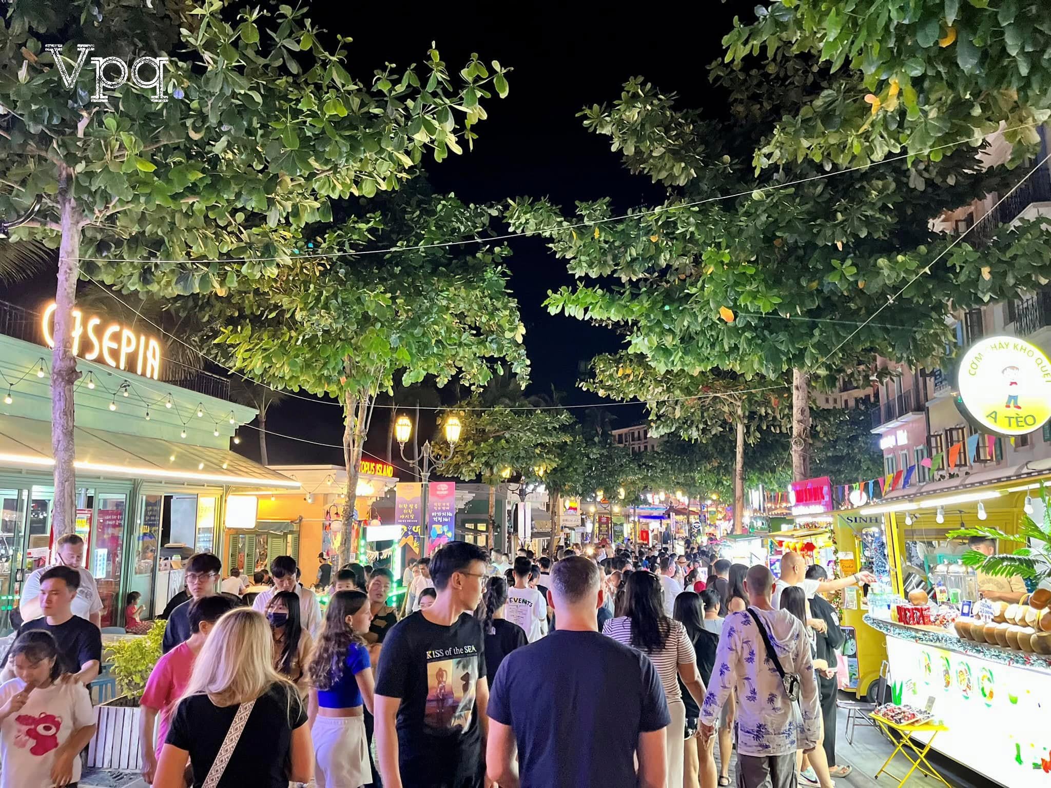 Thưởng thức nhiều m&oacute;n NGON PHẾT v&ocirc; c&ugrave;ng độc đ&aacute;o