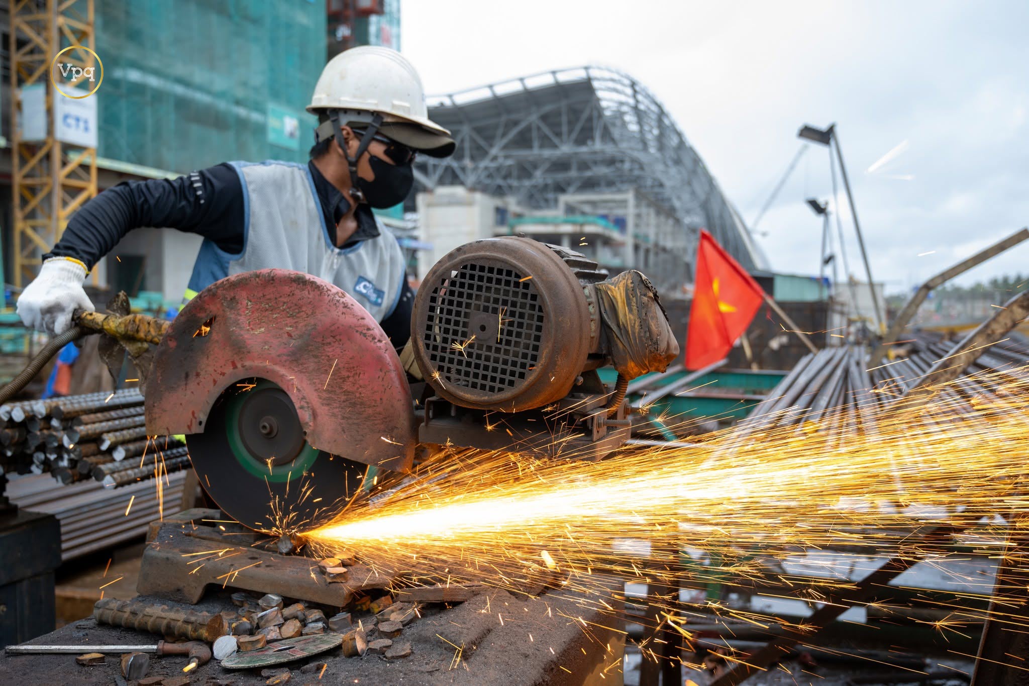 Công nhân cắt sắt