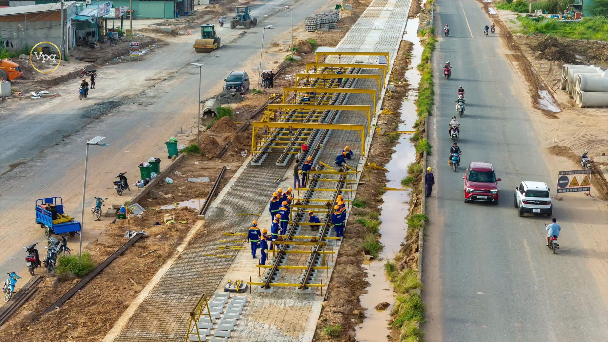 Kỹ sư, công nhân lắp ray tàu điện nhẹ Phú Quốc
