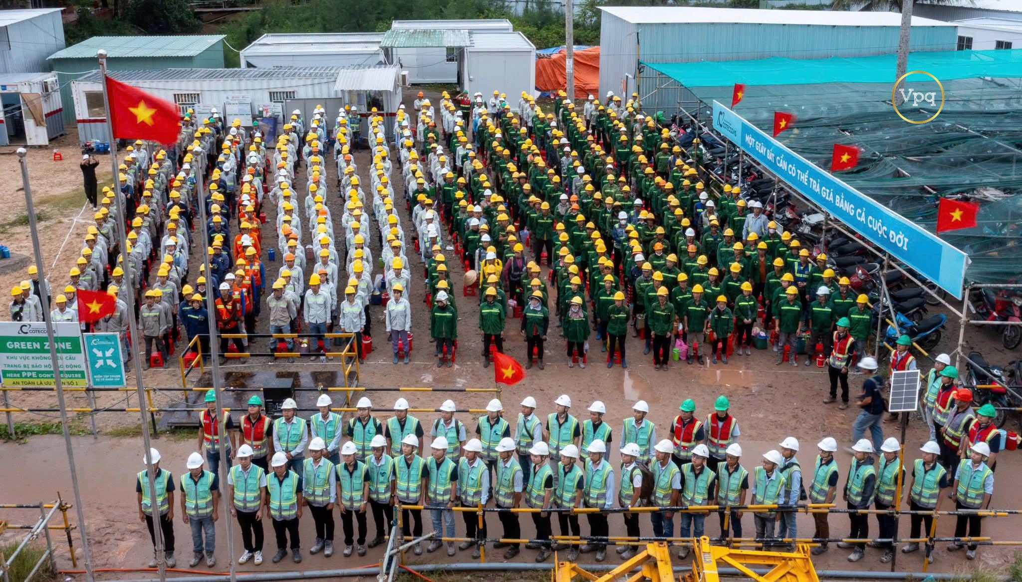 Cán bộ, kỹ sư, công nhân chào cờ tại cụm công trình APEC Phú Quốc