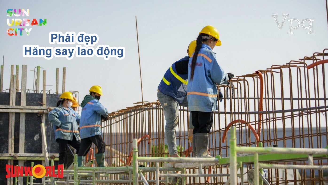 Các chị em công nhân hăng say lao động trên công trường