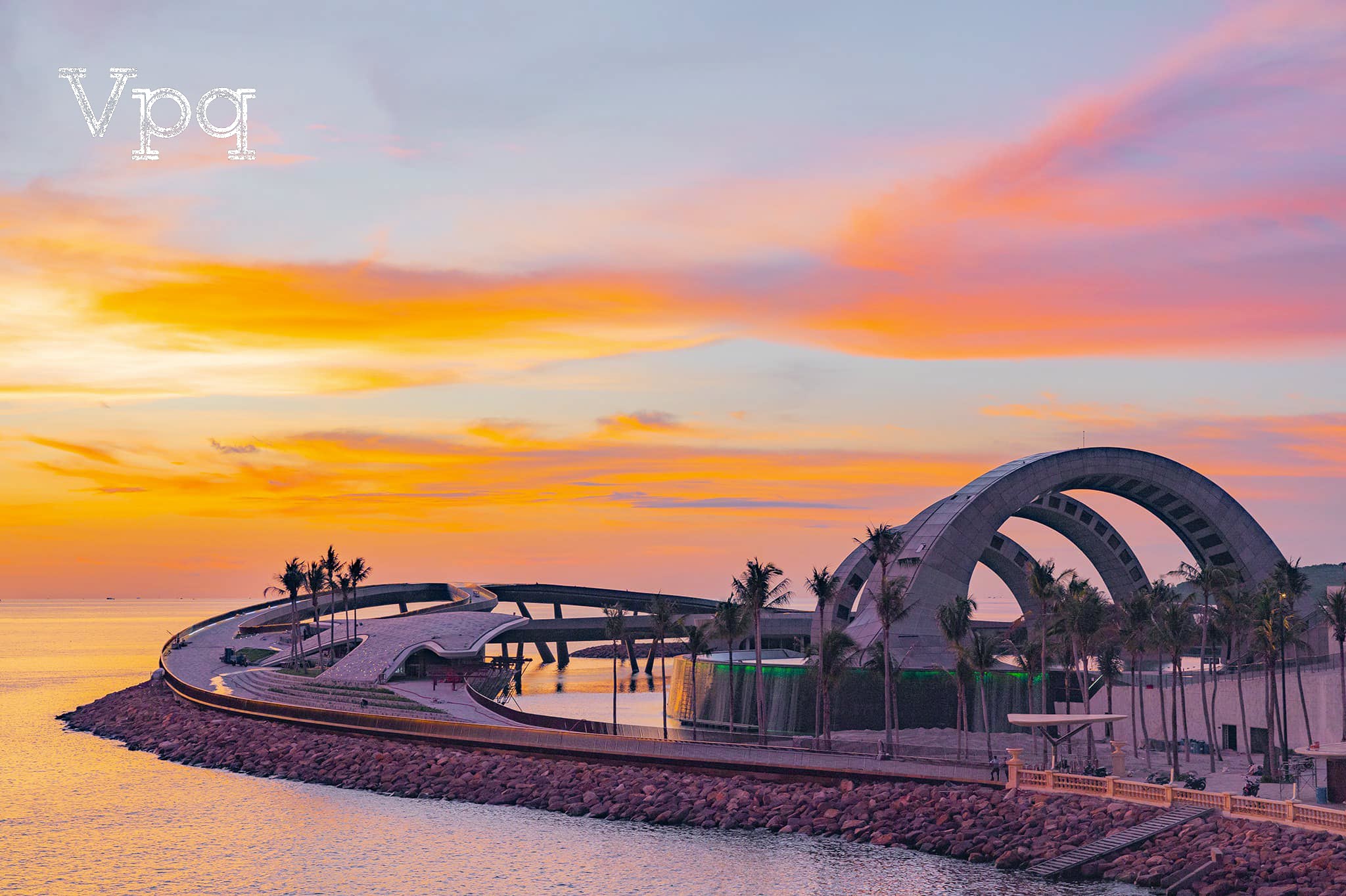 Cầu Hôn tại Sunset Town hiện lên lộng lẫy giữa thị trấn Hoàng Hôn