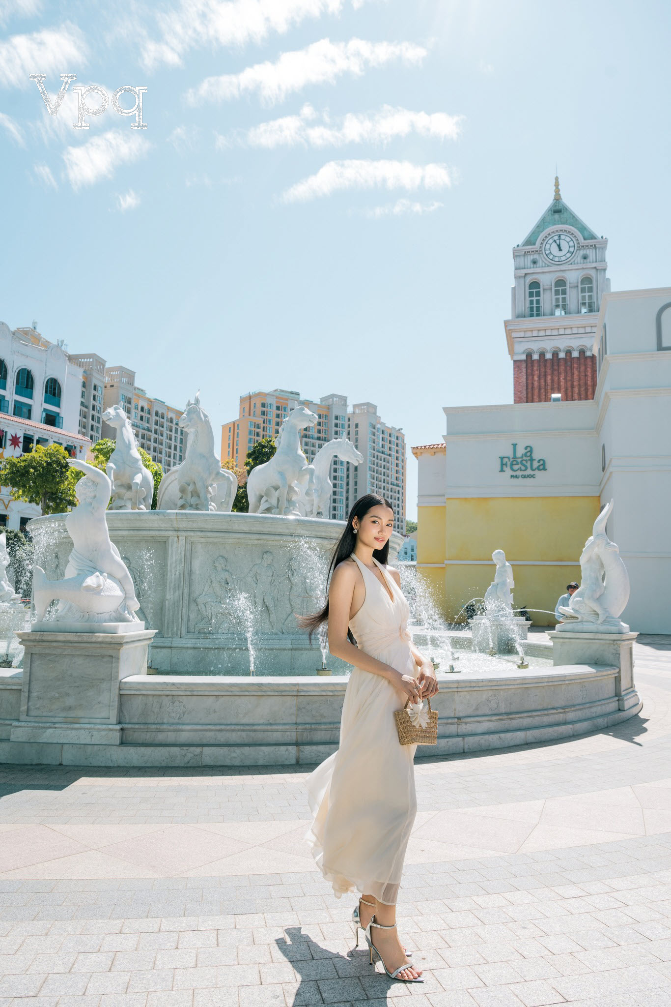 Hoa hậu check in tại đài phun nước Thần Mặt Trời