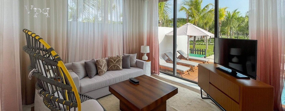 Không gian phòng khách Deluxe Pool Villa