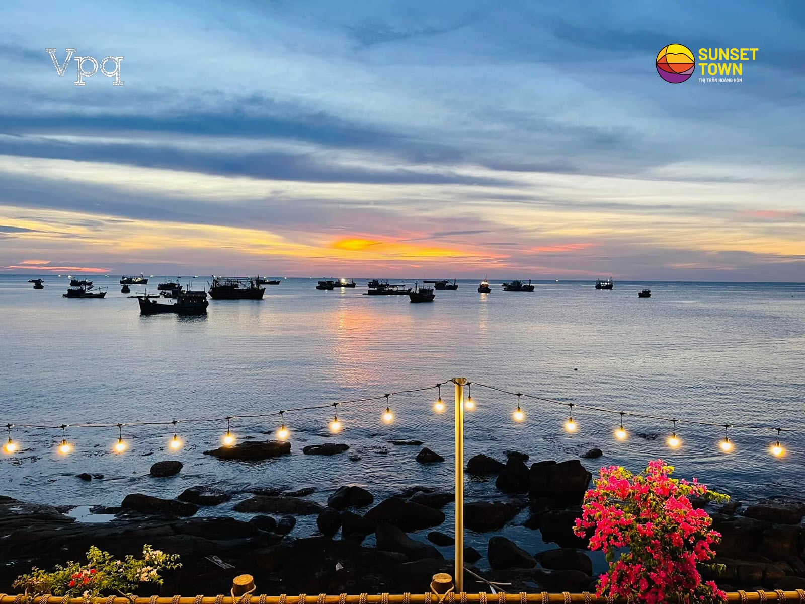 Vừa thưởng thức ly bia tươi, vừa ngắm ho&agrave;ng h&ocirc;n tr&ecirc;n biển