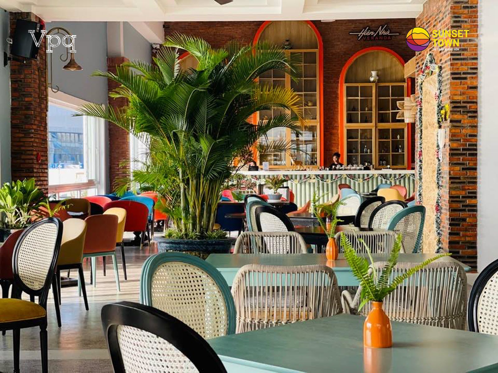 Kh&ocirc;ng gian ph&iacute;a trong l&agrave; Hi&ecirc;n Nh&agrave; Veranda