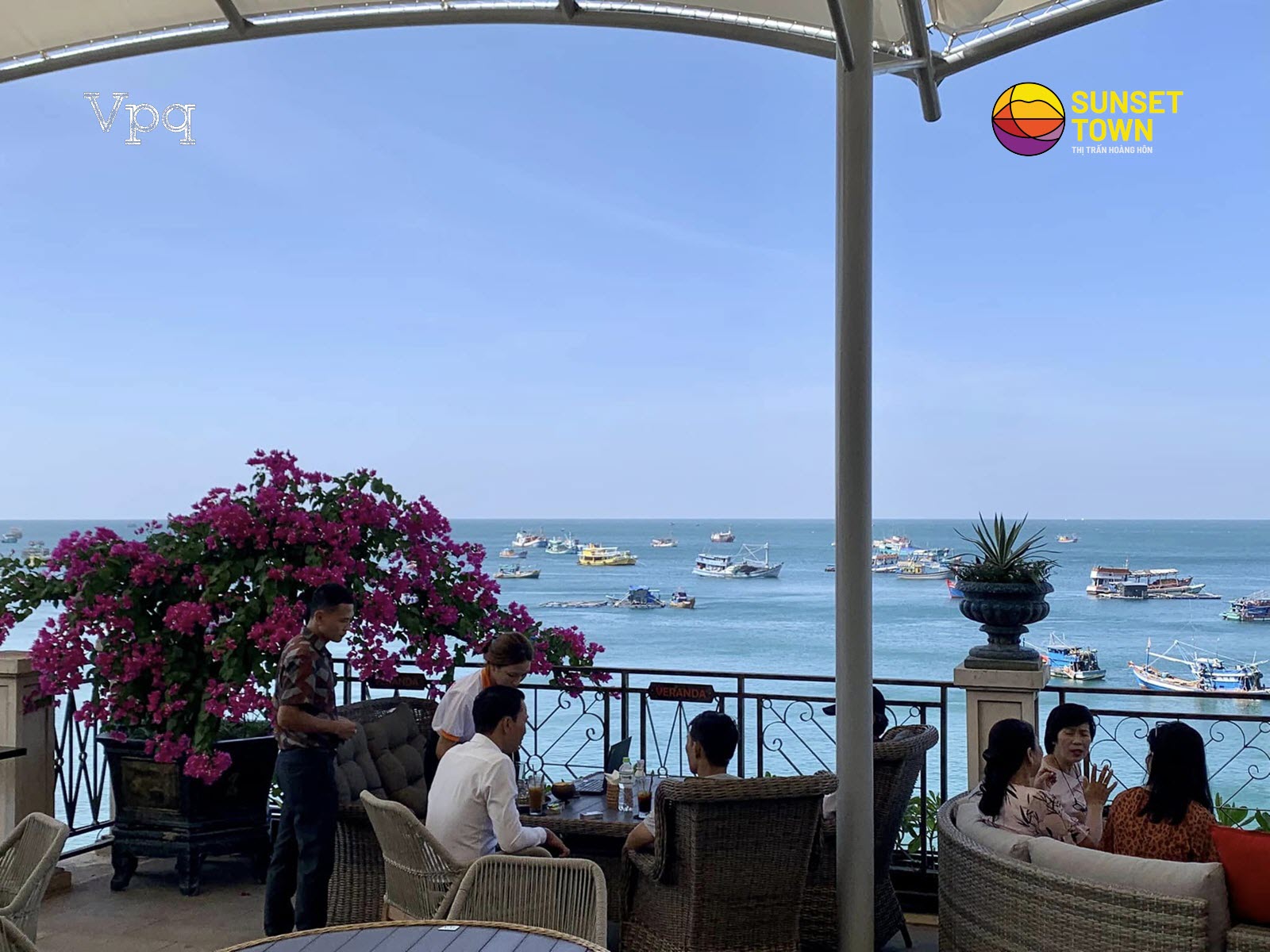 Kh&ocirc;ng gian tuyệt vời v&agrave; cực kỳ thư th&aacute;i tại Sunset Town