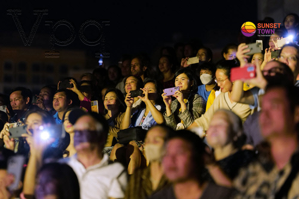 Đông đảo du khách có mặt trong đêm diễn đầu tiên của Kiss The Stars