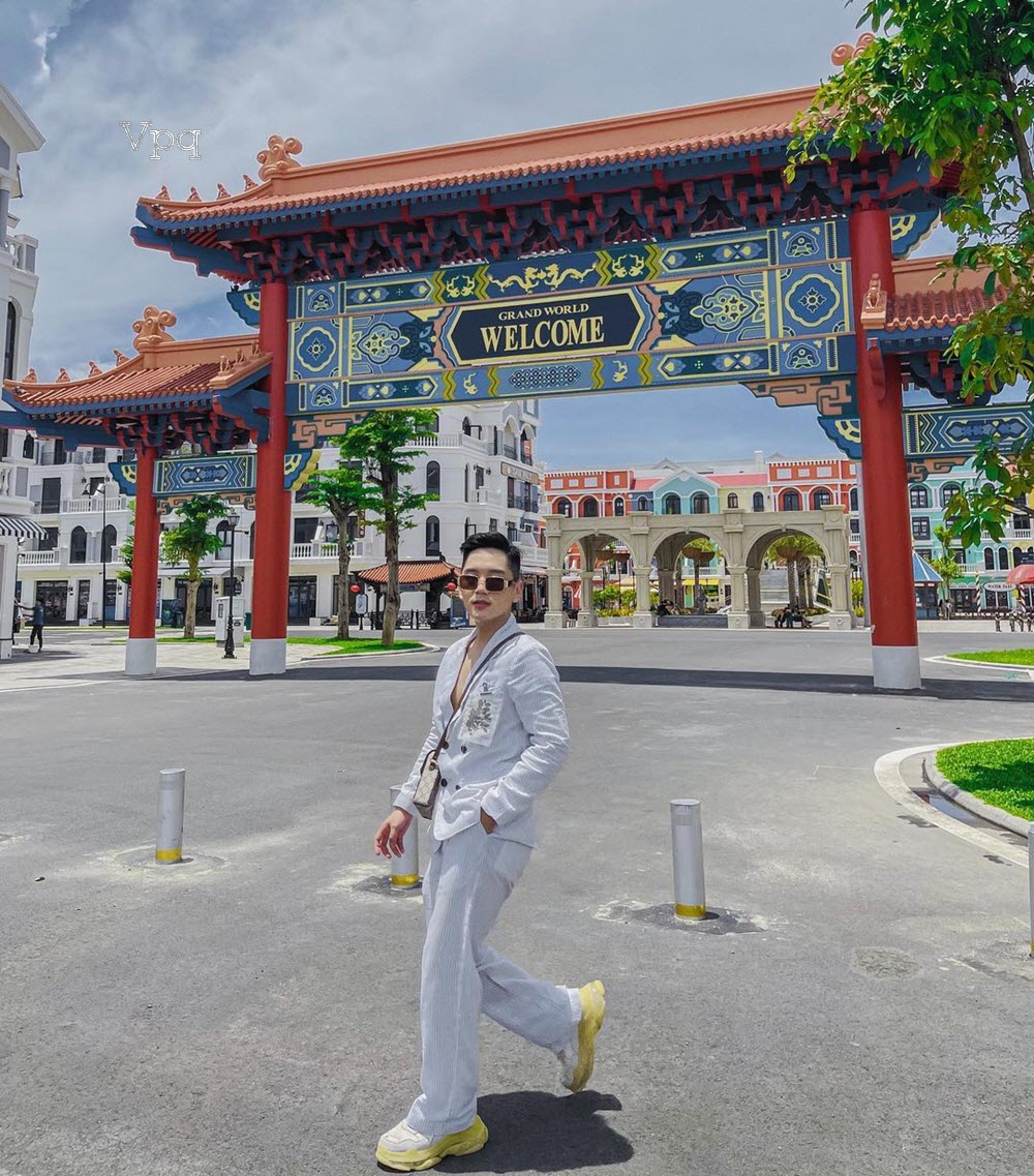 Du khách check in tại Vinpearl Grand World
