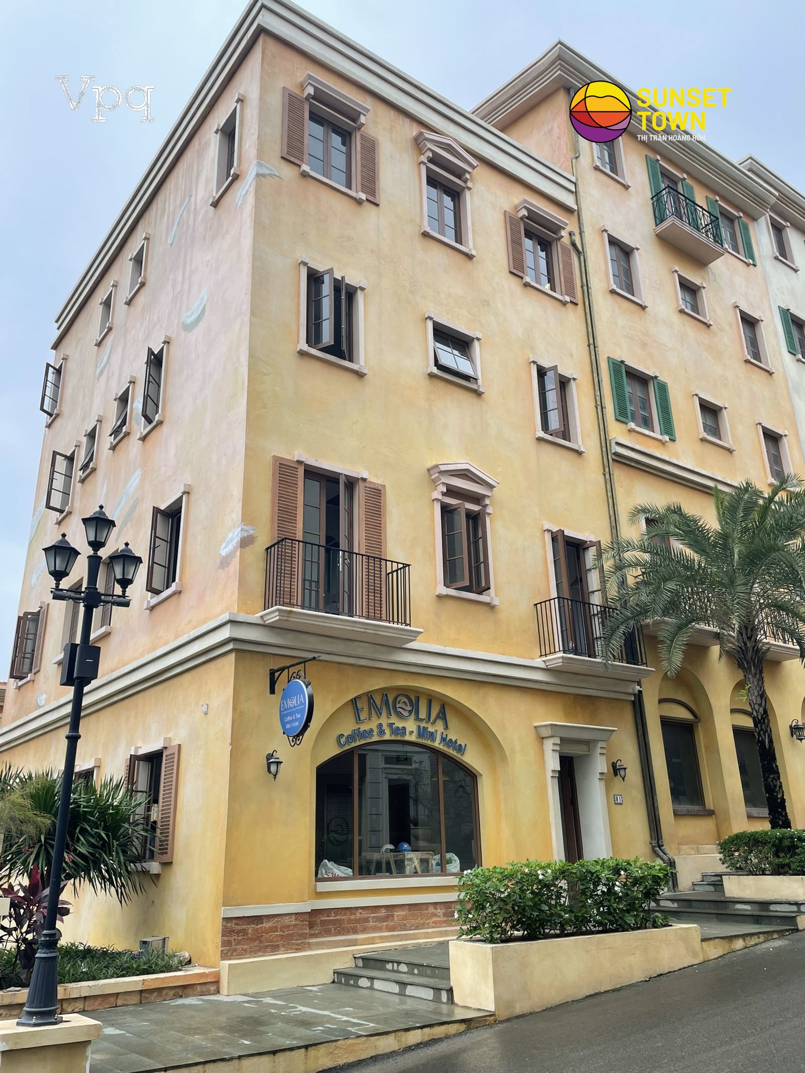 Phía ngoài Emolia Coffee Tea & Mini Hotel