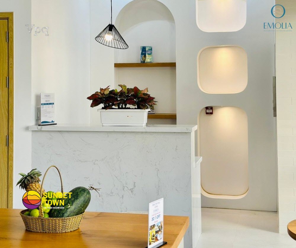 Một trông những cửa hàng đầu tiên tại phố Positano hoạt động