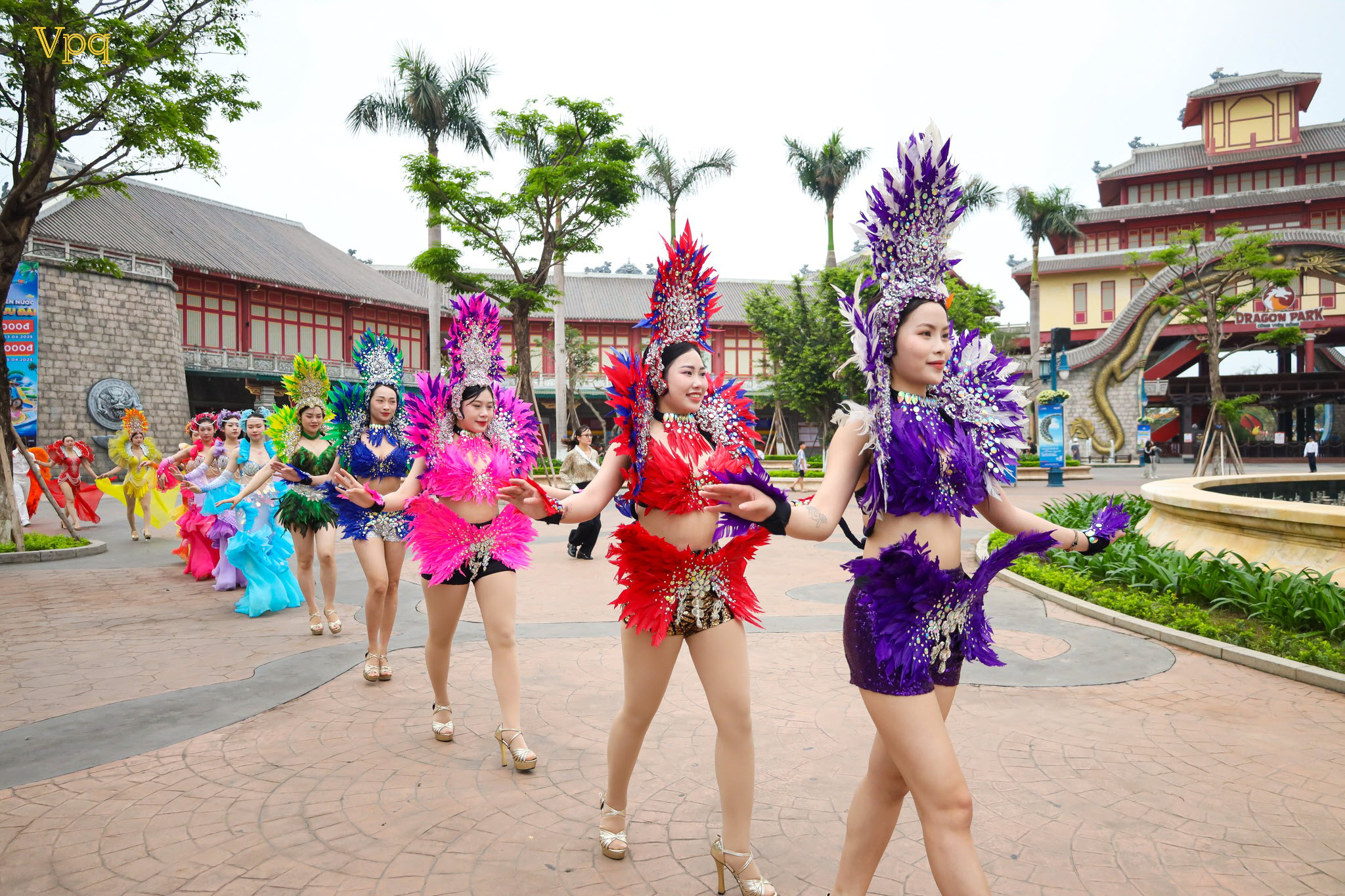 C&aacute;c vũ c&ocirc;ng tại C&ocirc;ng vi&ecirc;n rồng xinh đẹp
