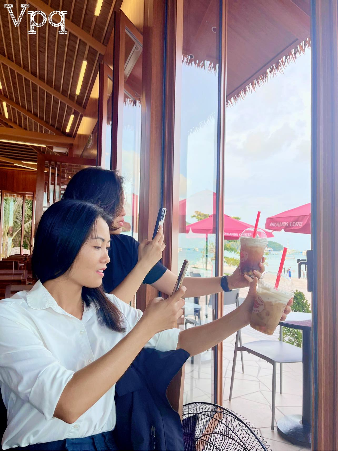 Du khách check in tại Highlands Bãi Sao