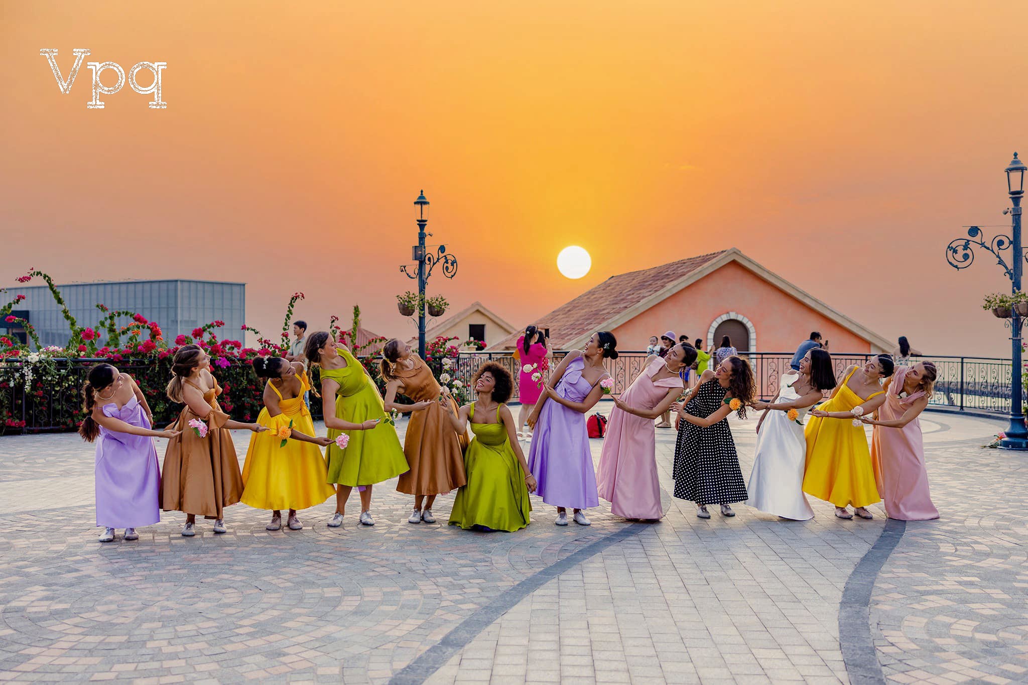 Quanh khu vực khách sạn và quảng trường La Festa sẽ khiến bạn mê mệt với hoa