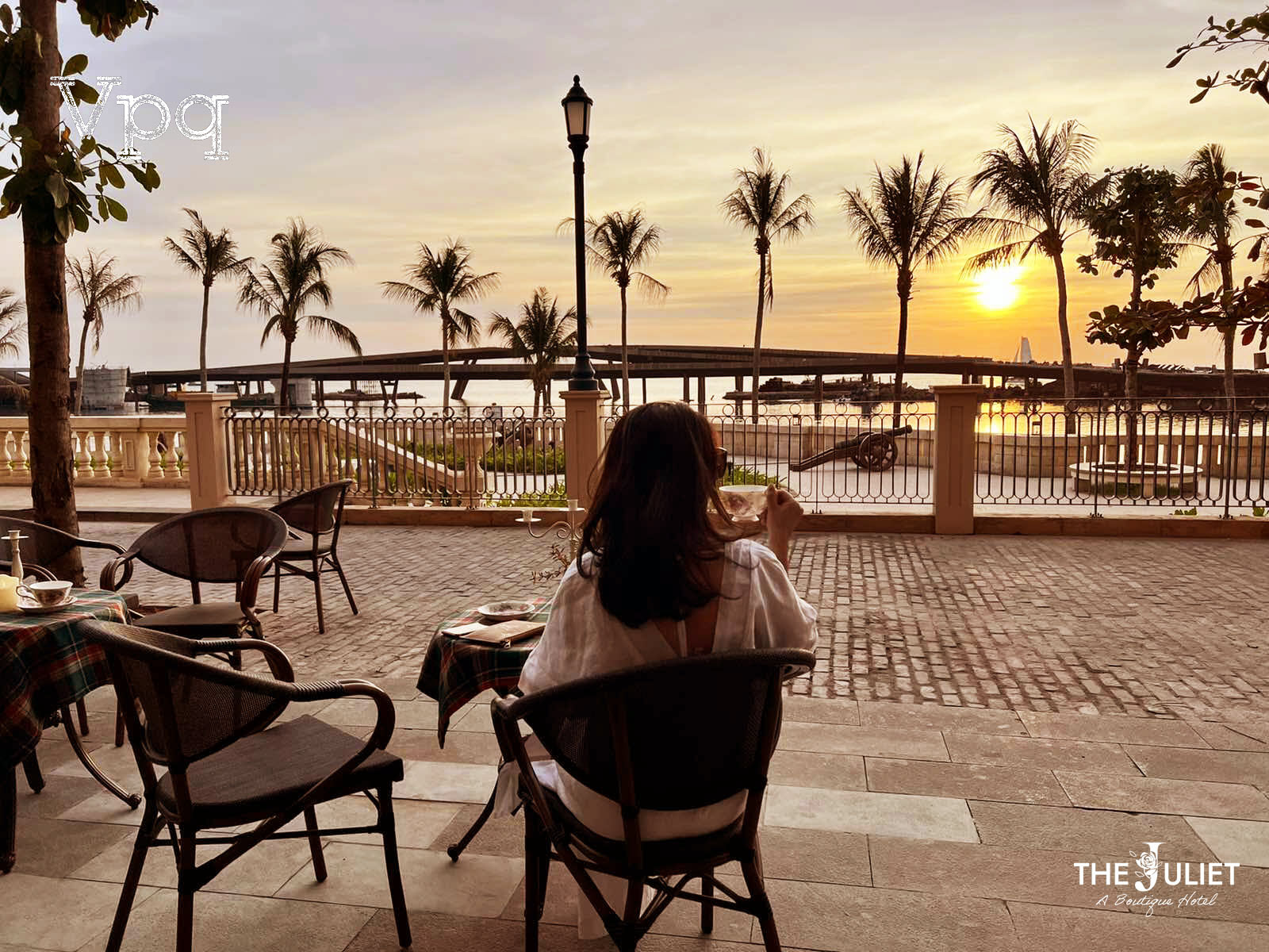Thưởng trà bên hiên nhà Juliet Hotel