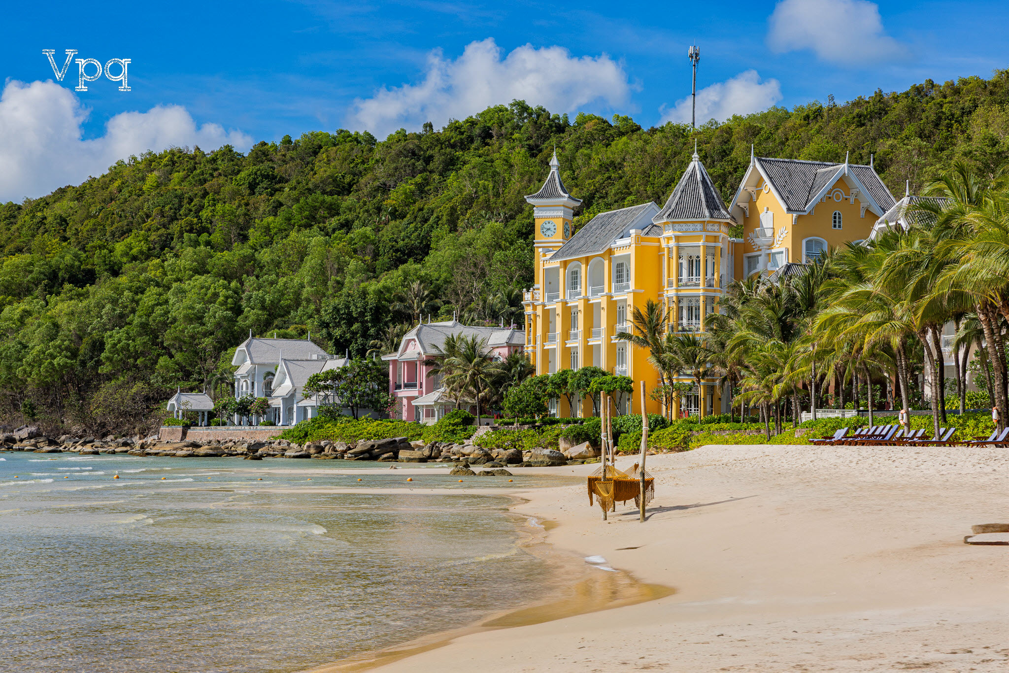 JW Marriott Phu Quoc Emerald Bay nằm bên Bãi Kem với màu nước quanh năm xanh màu ngọc lục bảo
