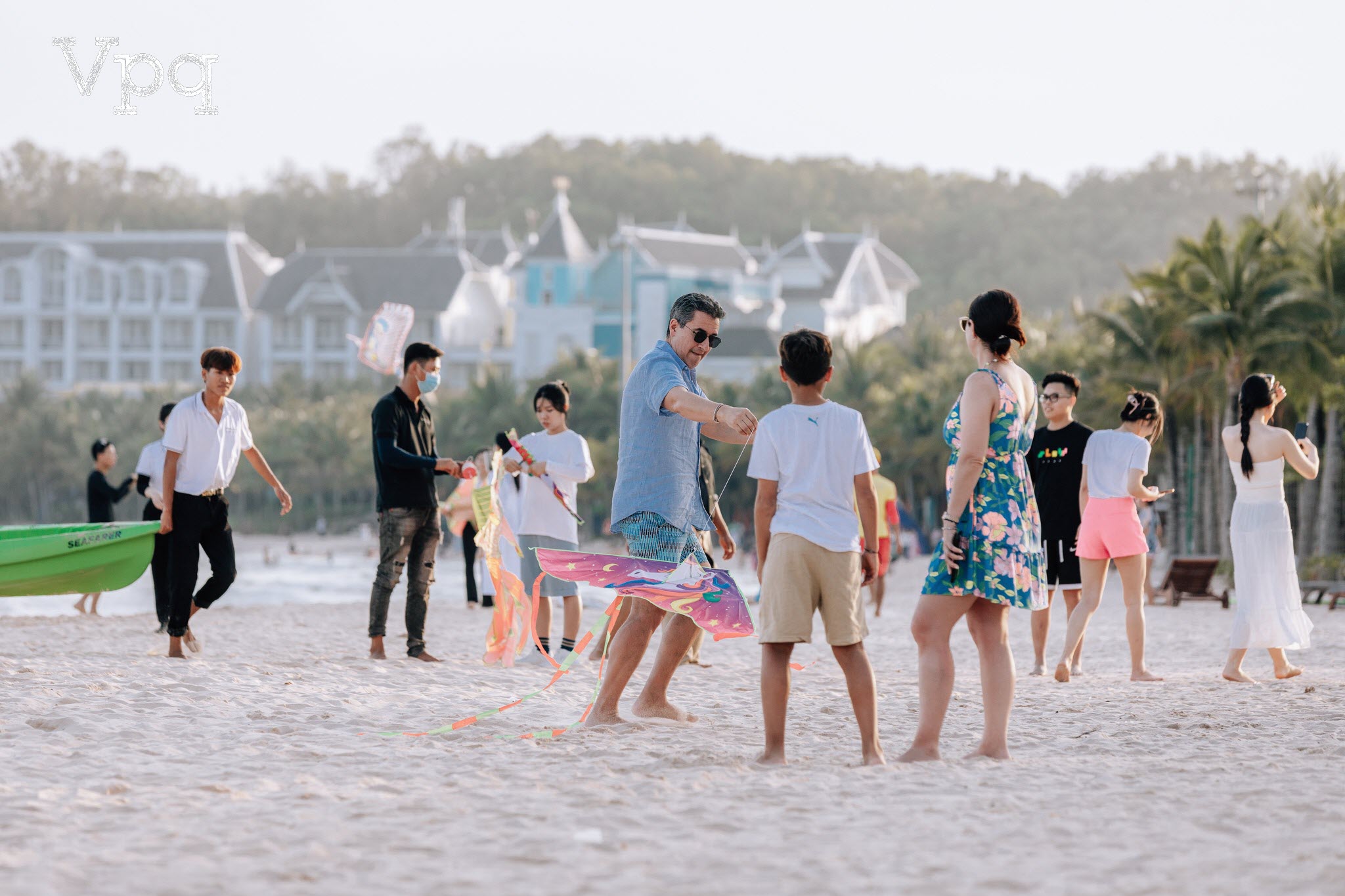 Thả diều vui chơi tại bãi biển