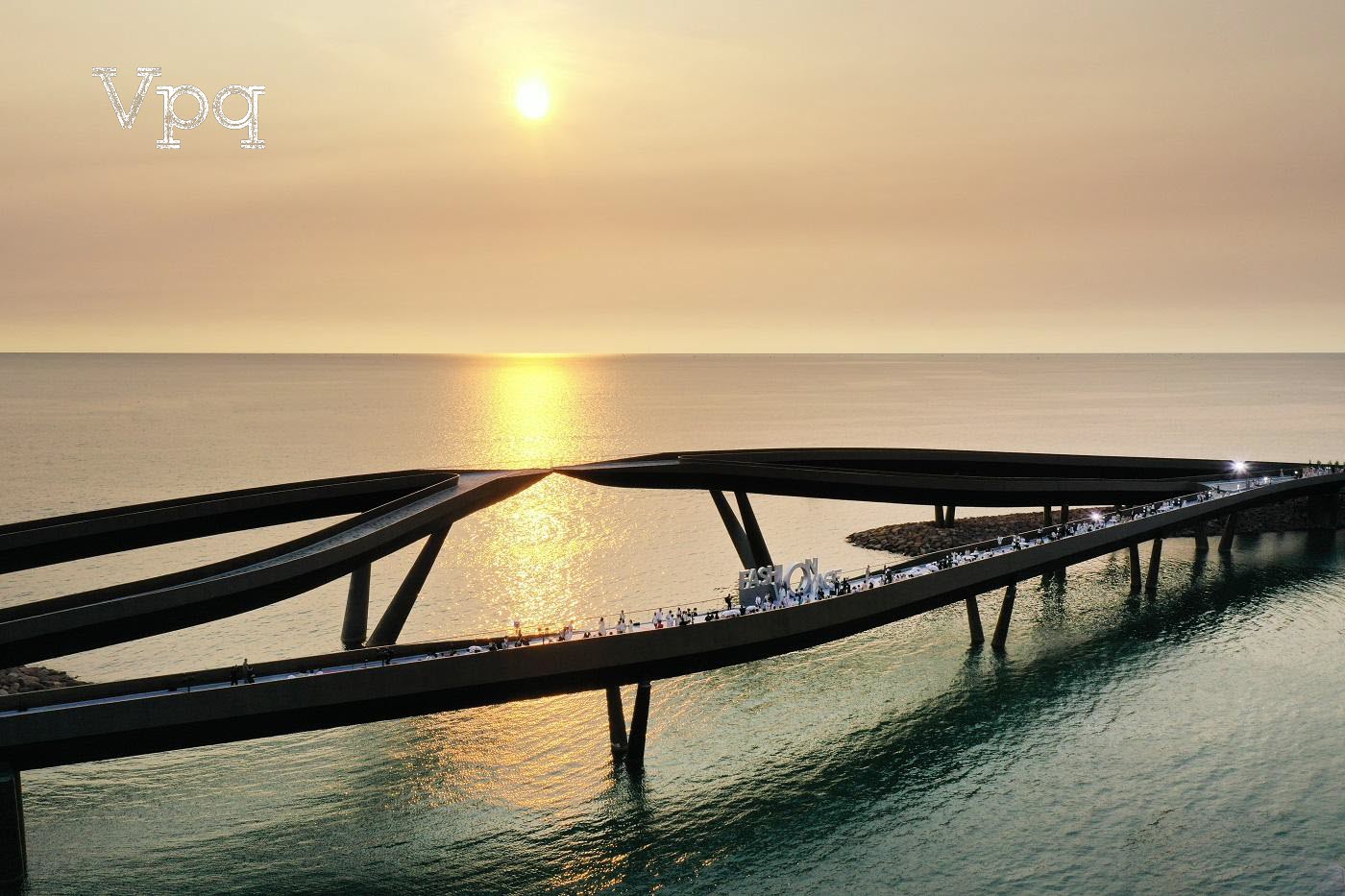 Cầu Hôn Kiss Bridge hóa sàn catwalk lãng mạn