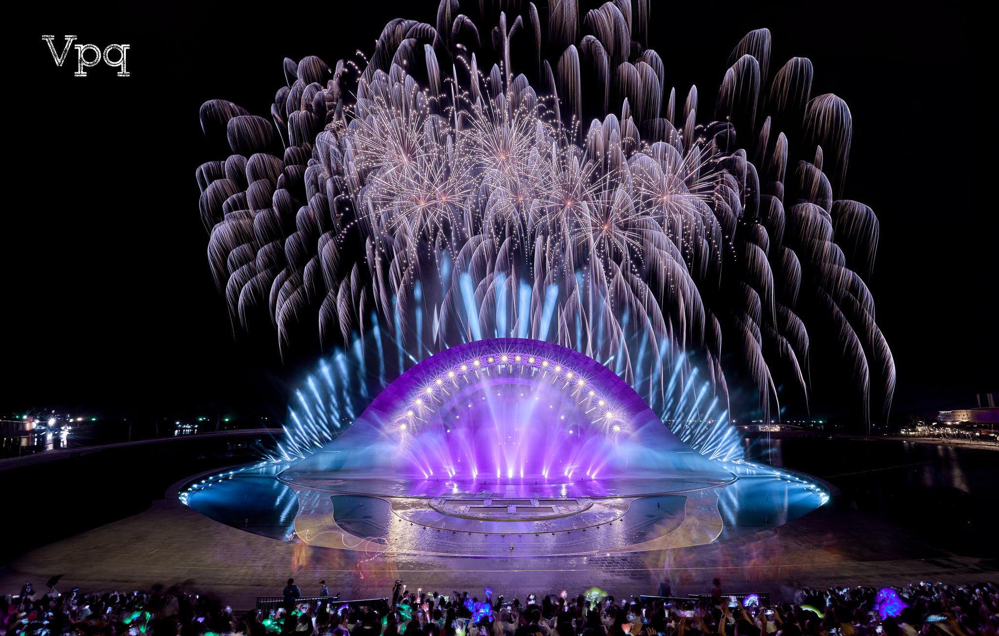 M&agrave;n ph&aacute;o hoa m&atilde;n nh&atilde;n kết show diễn Kiss Of The Sea