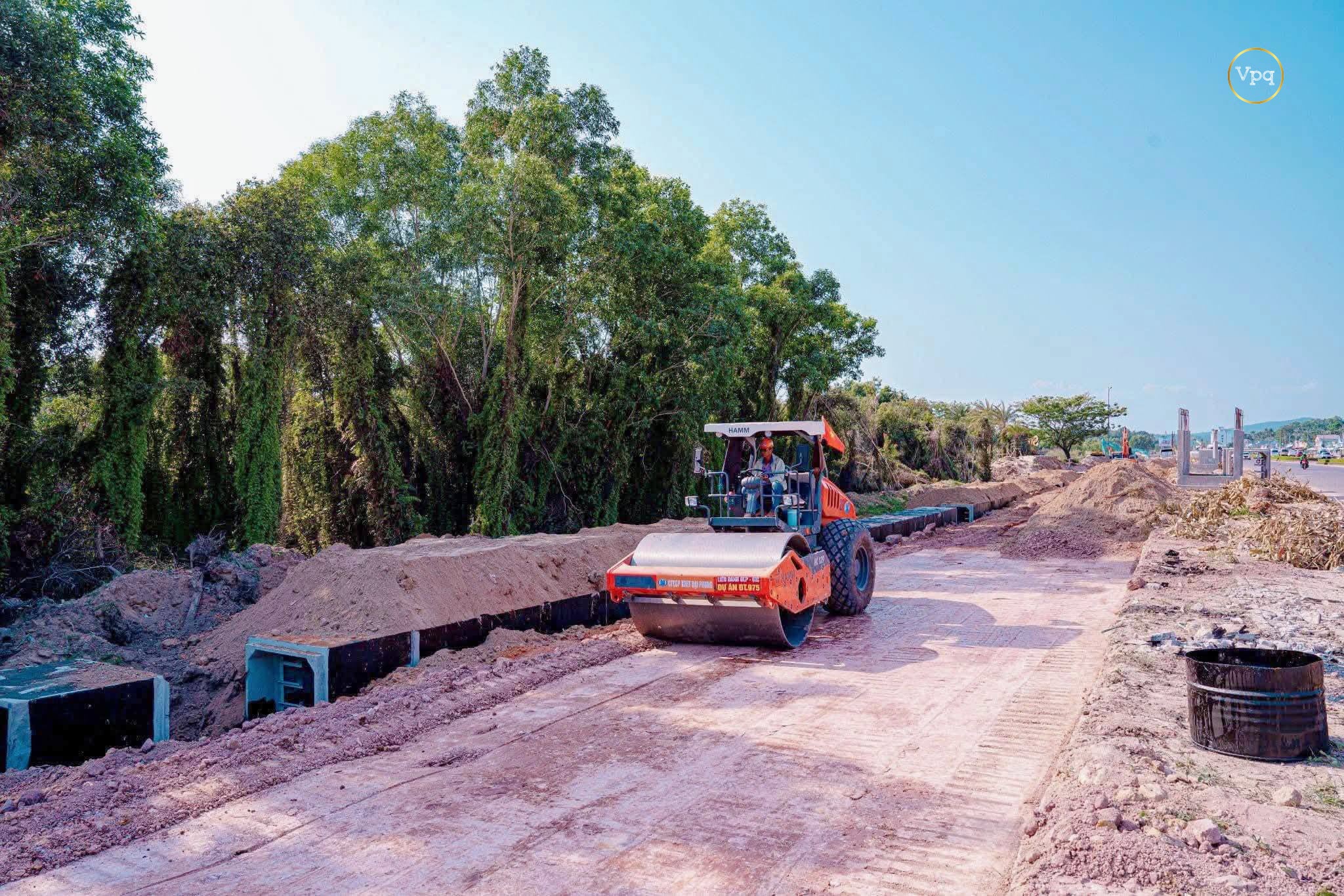 Công trường ĐT.975 "chạy nước rút" thi công nền đường trong cao điểm mùa khô