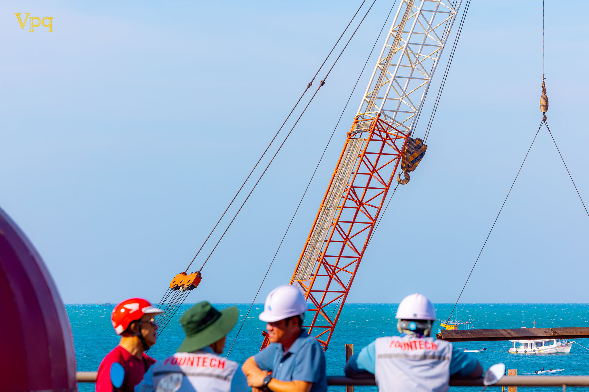 C&aacute;c kỹ sư, c&ocirc;ng nh&acirc;n l&agrave;m kh&ocirc;ng ng&agrave;y nghỉ để ho&agrave;n thiện c&ocirc;ng tr&igrave;nh phục vụ APEC 2027