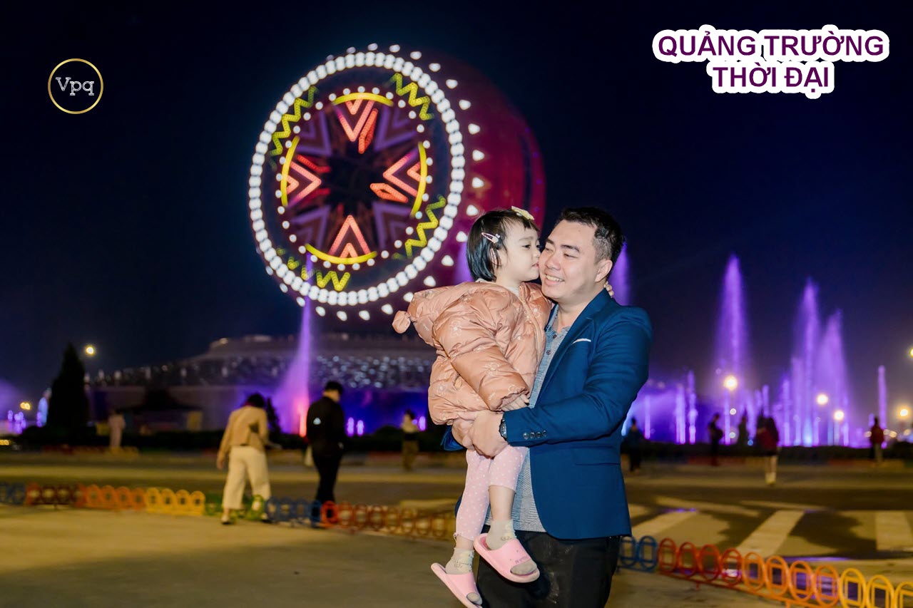 2 bố con check in Quảng Trường Thời Đại