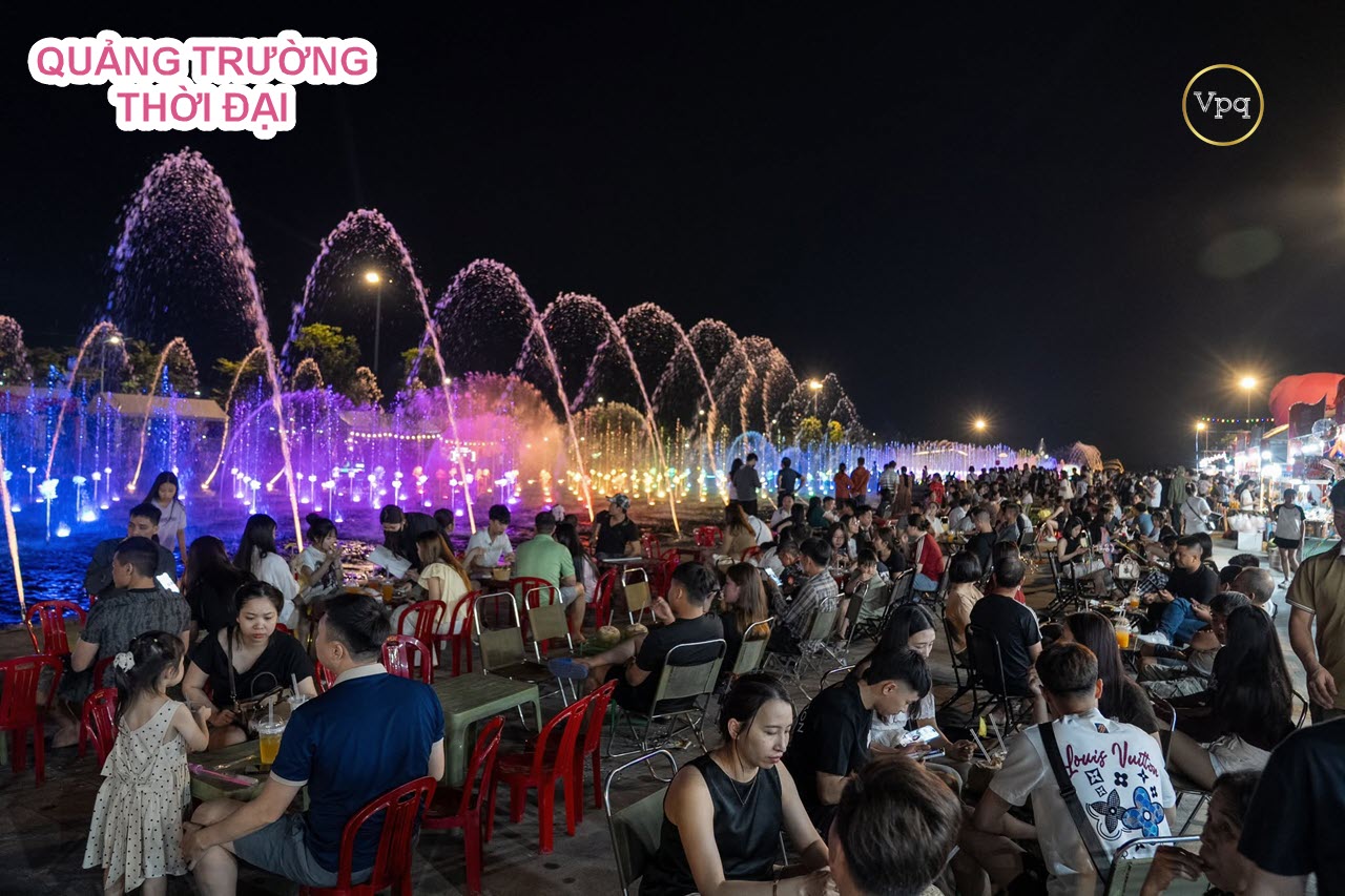 Thưởng thức đồ uống, ăn vặt tại chợ đêm Vuifest Hà Nam