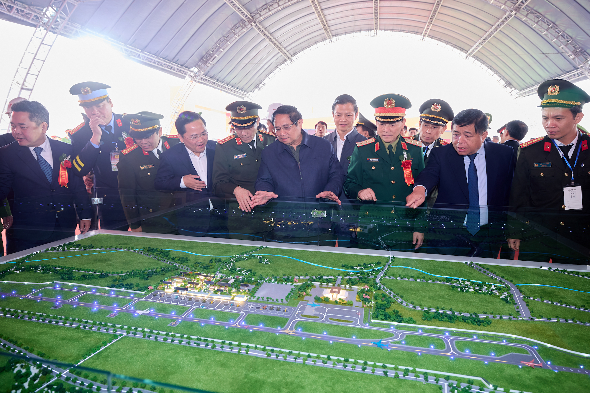 Thủ tướng Chính phủ Phạm Minh Chính cùng các đại biểu tham quan sa bàn sân bay Gia Bình