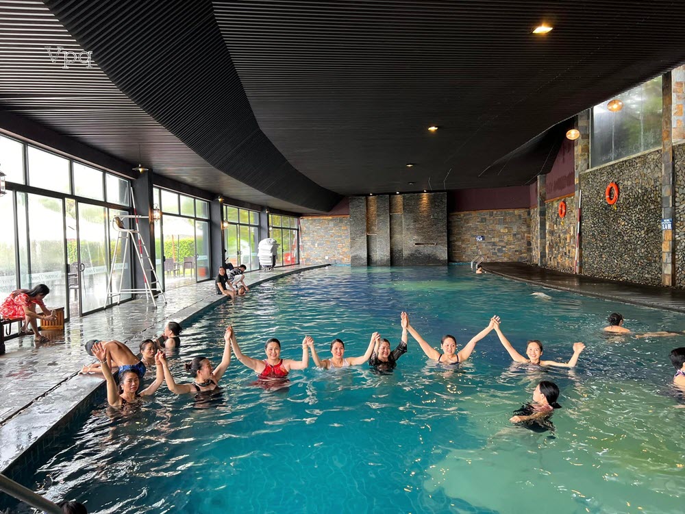 Hồ bơi trong nh&agrave; Serena Resort