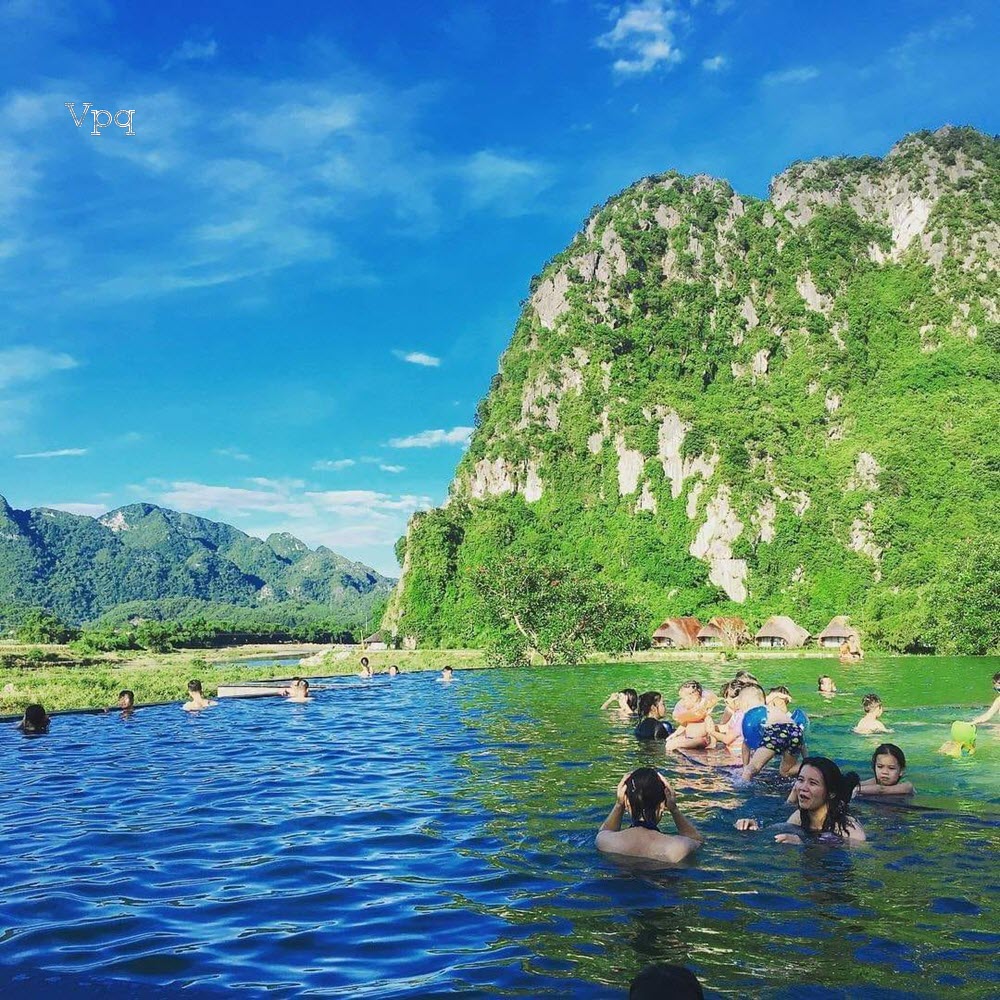 Trải nghiệm hồ bơi ngắm thi&ecirc;n nhi&ecirc;n h&ugrave;ng vĩ