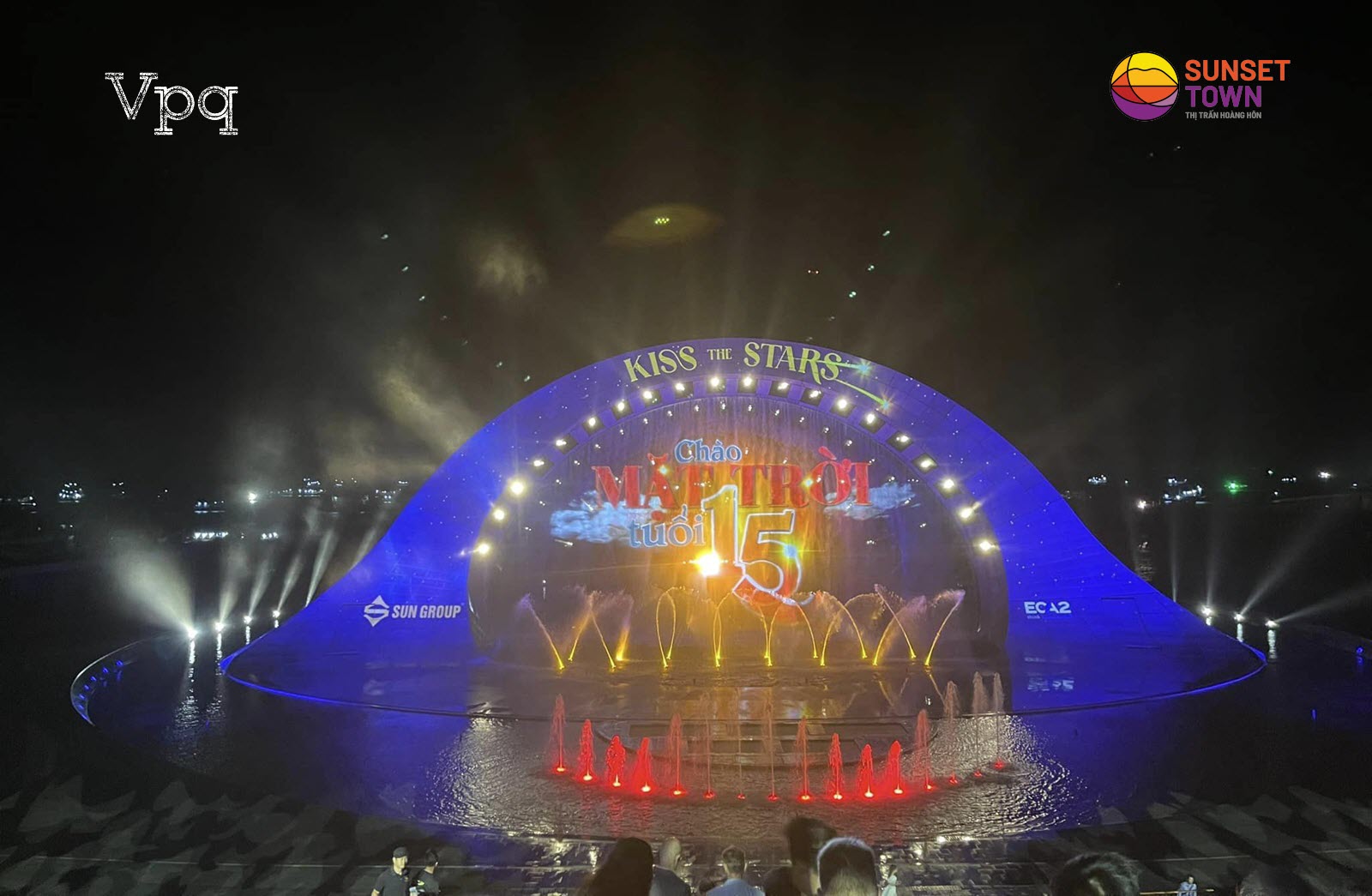 Kiss The Stars kể cho du kh&aacute;ch c&acirc;u chuyện t&igrave;nh y&ecirc;u