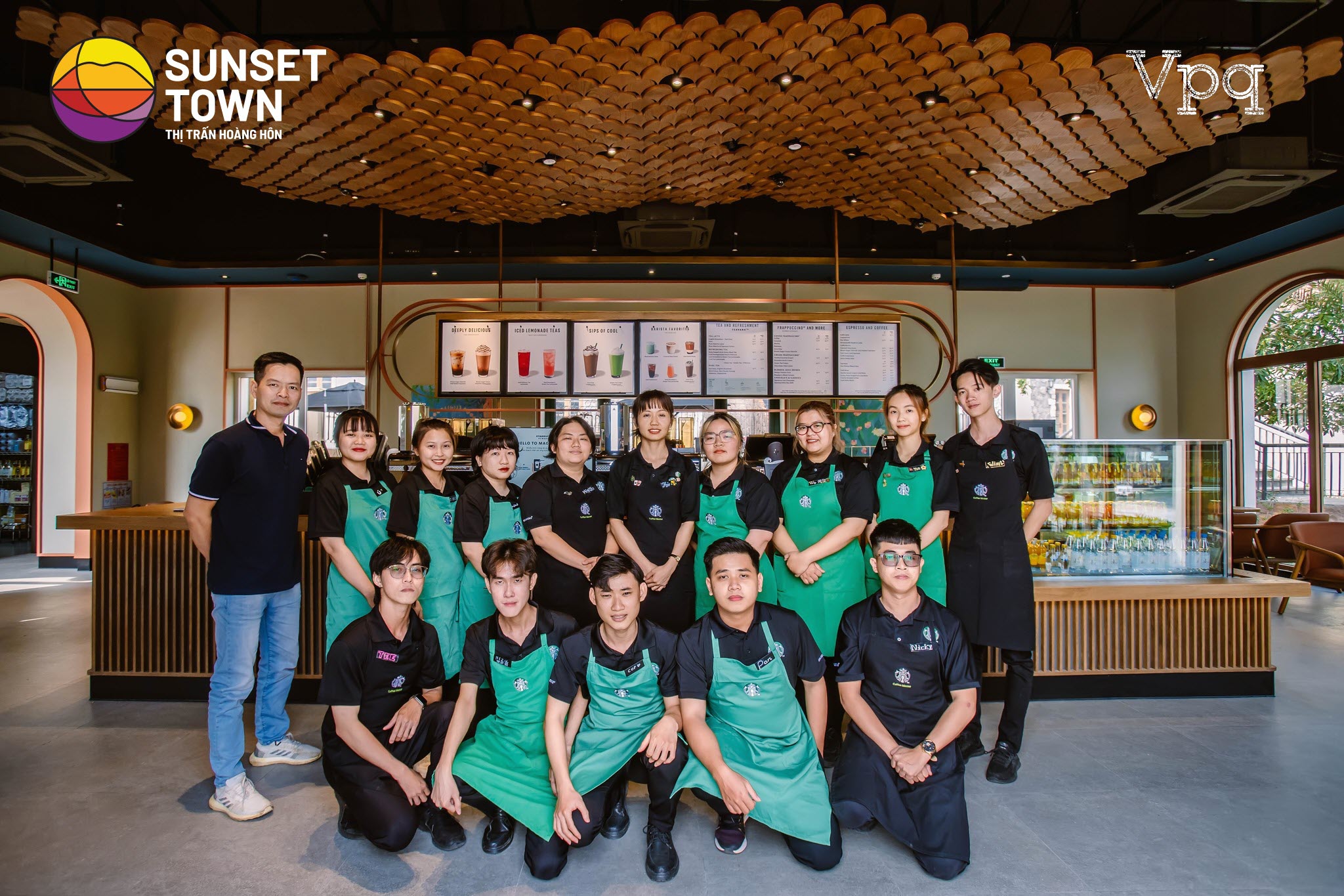 Nhân viên phục vụ chuyên nghiệp tại Starbucks Phú Quốc