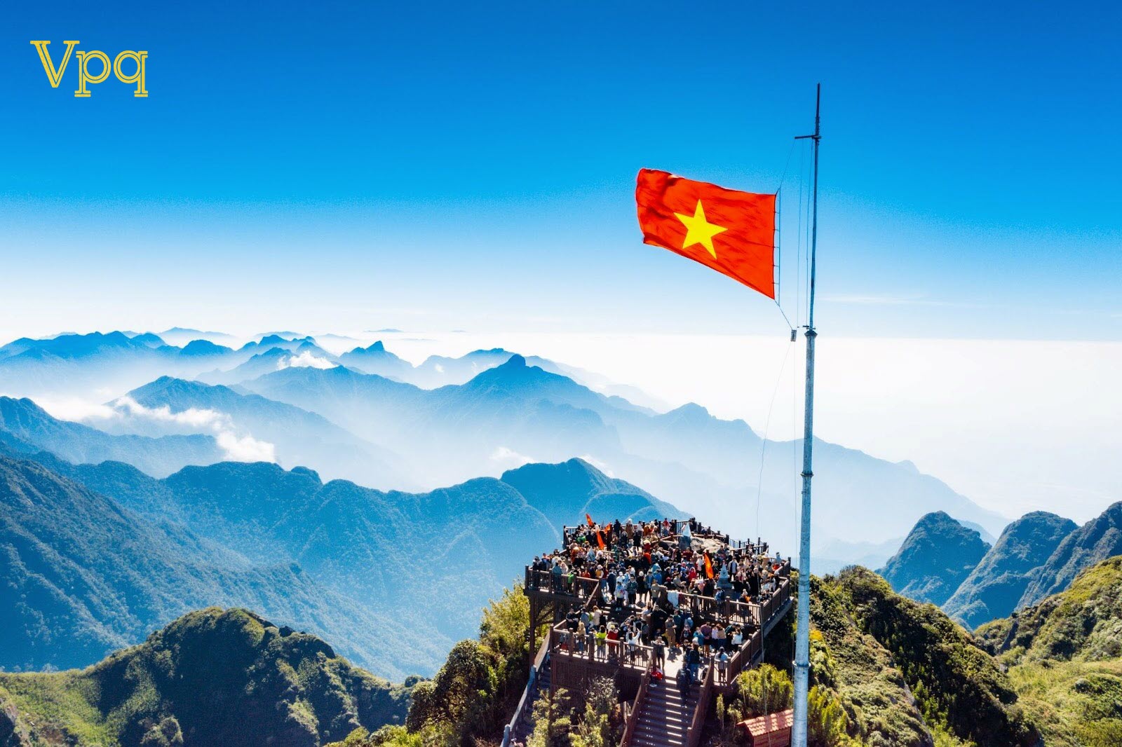 Đỉnh Fansipan - "Nóc nhà Đông Dương"