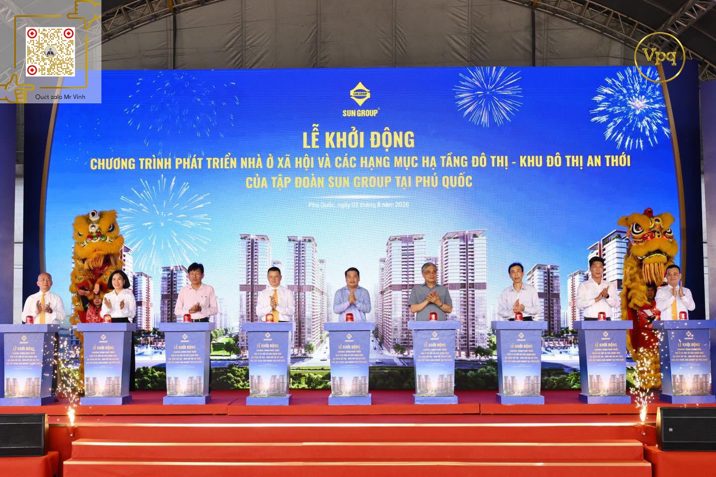 Các đại biểu thực hiện nghi thức khởi động dự án