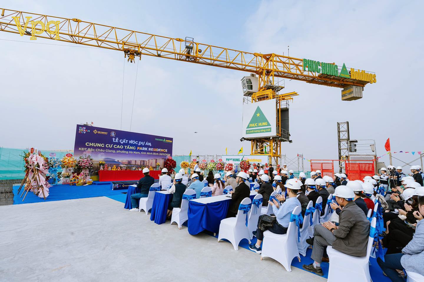 Cất nóc tòa P4